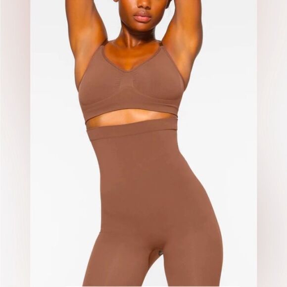 NWT SKIMS SEAMLESS SCULPT HIGH-WAISTED ABOVE THE KNEE SHORTS/M